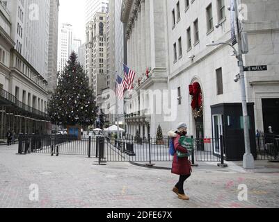 New York, Usa. Dezember 2020. Am Freitag, den 4. Dezember 2020, steht an der New Yorker Börse an der Wall Street in New York City ein geschmückter Weihnachtsbaum. Der Dow sprang trotz schlechter Nachrichten auf dem Arbeitsmarkt auf einen neuen Rekord. Foto von John Angelillo/UPI Kredit: UPI/Alamy Live Nachrichten Stockfoto