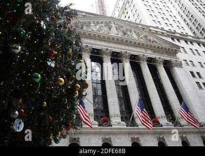 New York, Usa. Dezember 2020. Am Freitag, den 4. Dezember 2020, steht an der New Yorker Börse an der Wall Street in New York City ein geschmückter Weihnachtsbaum. Der Dow sprang trotz schlechter Nachrichten auf dem Arbeitsmarkt auf einen neuen Rekord. Foto von John Angelillo/UPI Kredit: UPI/Alamy Live Nachrichten Stockfoto