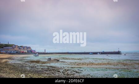 Cancale, Frankreich, September 2020, Blick auf die Bucht von Cancale bei Ebbe eine Stadt in der Bretagne an einem bewölkten Tag Stockfoto