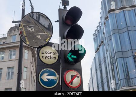 Ampel auf der Oxford Street mit der Spiegelung einer Fahrradspur im Spiegel. London Stockfoto