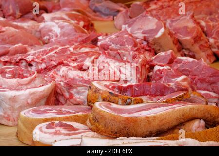 Speck, Schweinefleisch, Schmalz wird auf dem lokalen Bauernmarkt verkauft. Frisches rohes Fleisch auf der Theke. Stockfoto