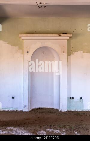 Abgerissene alte Moschee mit Qibla Wand - Mirhab (Nische) in Geisterdorf Al Madam in Sharjah, Vereinigte Arabische Emirate. Stockfoto