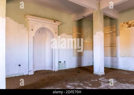 Abgerissene alte Moschee mit Qibla Wand - Mihrab (Nische) in Geisterdorf Al Madam in Sharjah, Vereinigte Arabische Emirate. Stockfoto