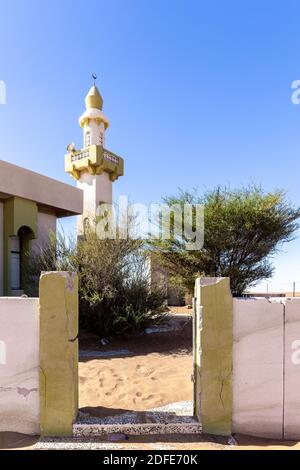 Eingang zur abgerissenen alten Moschee mit Minarett im Geisterdorf Al Madam in Sharjah, Vereinigte Arabische Emirate. Stockfoto