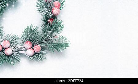 Weihnachts- und Neujahrskomposition, Weihnachtskranz mit Beere auf Schnee, Layout mit Platz für Text Stockfoto