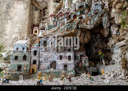 Die Kunst der neapolitanischen Krippe von S. Gregorio Armeno, auch Presepe genannt. S. Gregorio Armeno ist eine kleine Straße in der Altstadt von Neapel, Italien. Stockfoto