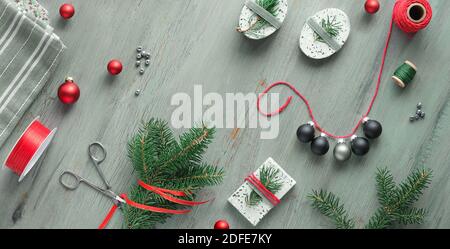 Panorama-Banner, flach legen mit Spielzeug, Blumen, Geschenk-Boxen in Recycling-Verpackung. Winterurlaub. Stockfoto