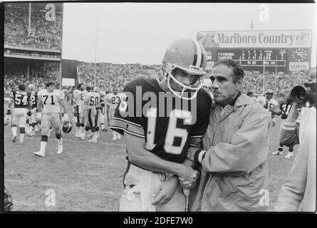 Cleveland Browns Trainer Sam Rutigliano umarmt Cleveland Quarterback Paul McDonald nach einem 20-10 Sieg gegen den Rivalen Pittsburgh Steelers in Cleveland am 23. September 1984. Das Spiel markiert Rutigliano den letzten Sieg als Browns Trainer. Er wurde später in der Saison nach einem Rekord von 1-7 entlassen. Ernie Mastroianni Stockfoto