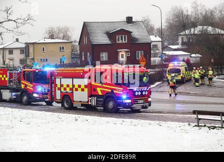 MOTALA, SCHWEDEN - 4. DEZEMBER 2020: Ein Auto fuhr aus unbekannten Gründen in ein Haus. Rettungsdienste, Polizei und Krankenwagen vor Ort. Foto Jeppe Gustafsson Stockfoto