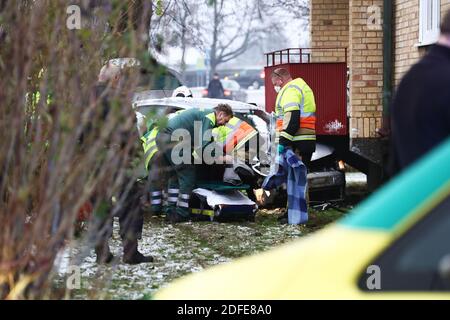 MOTALA, SCHWEDEN - 4. DEZEMBER 2020: Ein Auto fuhr aus unbekannten Gründen in ein Haus. Rettungsdienste, Polizei und Krankenwagen vor Ort. Foto Jeppe Gustafsson Stockfoto