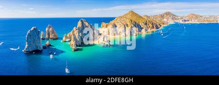 Luftpanorama von Lands End und El Arco an der Spitze der Baja California Sur, mit dem Cabo San Lucas, Mexiko Marina im Hintergrund Stockfoto