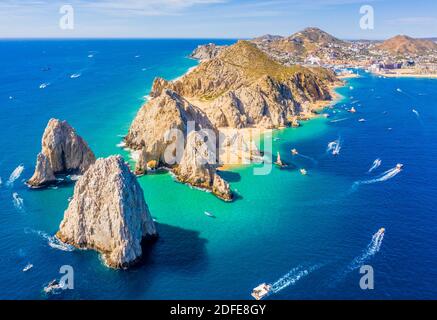 Luftaufnahme von Lands End und dem Arch of Cabo San Lucas, Baja California Sur, Mexiko, wo der Golf von Kalifornien auf den Pazifischen Ozean trifft Stockfoto