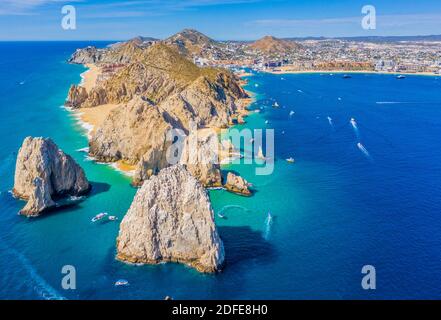 Luftaufnahme nach Westen von Lands End, Cabo San Lucas, Mexiko, Baja California Sur, wo das Meer von Cortez auf den Pazifik trifft Stockfoto