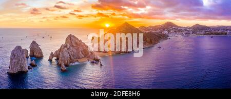 Luftpanorama des Cabo San Lucas, des Yachthafens von Mexiko und der Felsformationen am Landende. Südlichste Spitze der Halbinsel Baja California Stockfoto