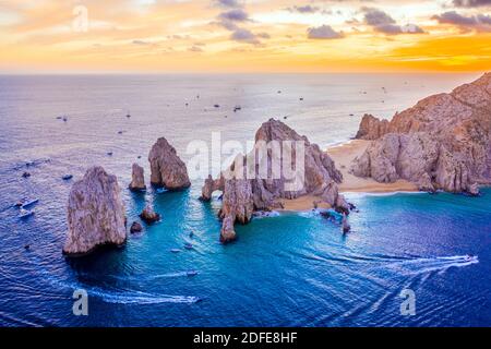 Luftaufnahme von Booten, die bei El Arco de Cabo San Lucas, Mexiko bei Sonnenuntergang, Baja California Sur vorbeifahren Stockfoto