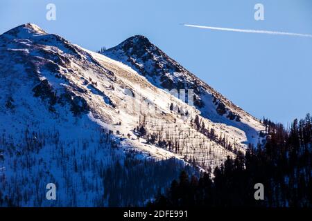 Verkehrsflugzeug über schneebedecktem Simmons Peak; Höhe 12.050'; in der Nähe von Salida; Colorado; USA Stockfoto