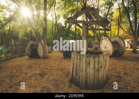 Der alte kaputte Brunnen wurde als etwas benutzt, um sich zu verstecken Im Paintball-Sockel Stockfoto