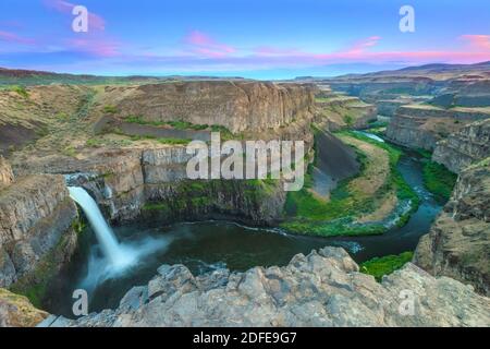 Sonnenuntergang über der Palouse falls und Canyon an der Palouse Falls State Park in der Nähe von washtucna, Washington Stockfoto