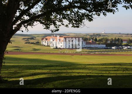 Trump Turnberry Ayrshire, Schottland, das Golf Club House vom Hotel aus gesehen, mit Blick auf den Ailsa Course in Richtung Isle of Arranin, dem Firth of Clyde mit dem legendären Turnberry Lighthouse am Horizont. Westküste Schottlands Stockfoto