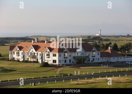 Trump Turnberry Ayrshire, Schottland, das Golf Club House vom Hotel aus gesehen, mit Blick auf den Ailsa Course in Richtung Isle of Arranin, dem Firth of Clyde mit dem legendären Turnberry Lighthouse am Horizont. Westküste Schottlands Stockfoto