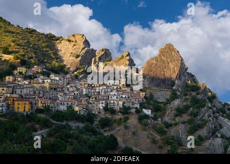 Schönes kleines Dorf Castelmezzano in dolomiti lucane Park und Berge Stockfoto