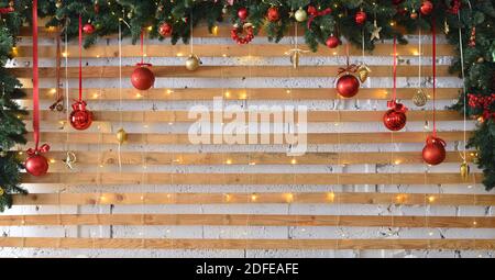 Weihnachtshintergrund aus Holzlatten und Girlanden Stockfoto