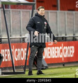 Almere, Niederlande. Dezember 2020. ALMERE, 04-12-2020, Yanmar Stadion, Saison 2020/2021, Niederländischer Fußball Keuken Kampioen Divisie. Jong FC Utrecht Trainer ab Plugboer während des Spiels Almere City - Jong Utrecht Credit: Pro Shots/Alamy Live News Stockfoto