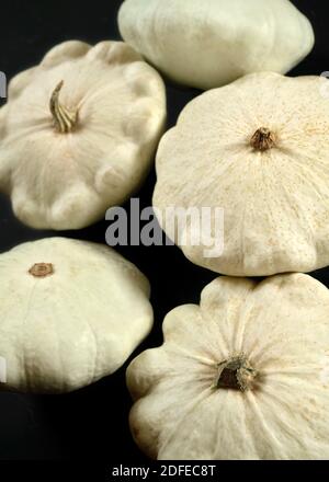 Weiße Pattypan Kürbisse auf schwarzem Brett Stockfoto