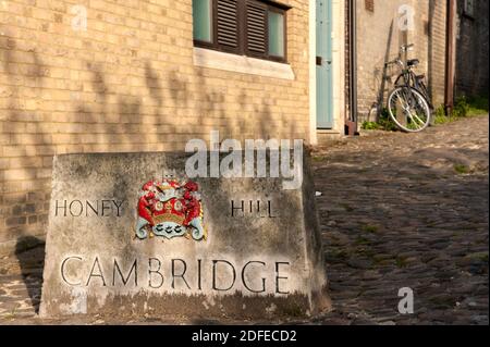 CAMBRIDGE, Großbritannien - 24. APRIL 2010: Stone Boundary Marker für Honey Hill Area Stockfoto