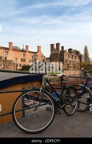 CAMBRIDGE, Großbritannien - 24. APRIL 2010: Bikes on the Quayside gegenüber dem Magdalene College Stockfoto