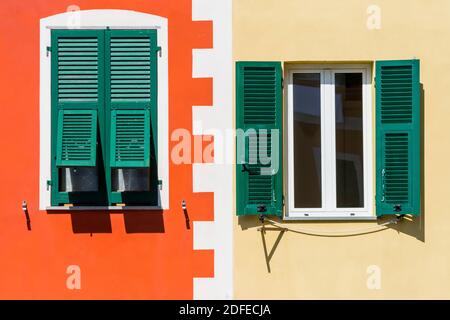 Traditionelle Fenster des italienischen Hauses von Manarola, Nationalpark Cinque Terre, Italien Stockfoto