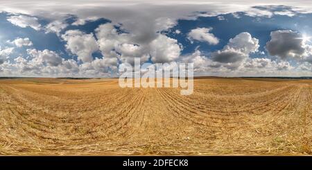 360 Grad Panorama Ansicht von Full nahtlose spherical hdri Panorama 360 Grad Winkel Ansicht unter Geerntete Felder im Herbst sonnigen Tag mit blauem Himmel und Flauschige Wolken in gleichem Winkel