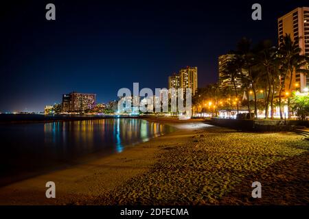 Waikiki Beach bei Nacht, Honolulu, Oahu, Hawaii Stockfoto