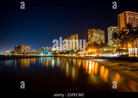 Waikiki Beach bei Nacht, Honolulu, Oahu, Hawaii Stockfoto