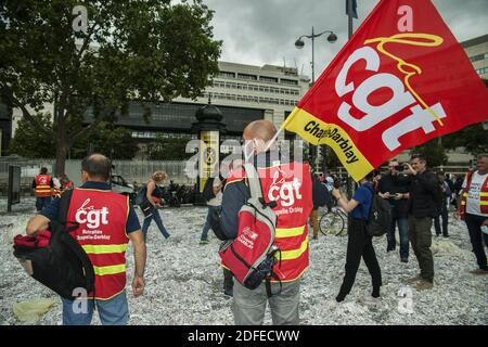 Hundert Arbeiter der Papierfabrik von La Chapelle Darblay Schreibwarengeschäft von Grand-Couronne demonstrieren vor dem Ministerium für Wirtschaft und Finanzen, in Paris-Bercy, am Mittwoch 01. Juli 2020. Etwa zehn von ihnen wurden am Mittag im Ministerium empfangen, um Bilanz über die Zukunft der Schreibwaren zu ziehen. Foto von Pierrick Villette/Avenir Pictures/ABACAPRESS.COM Stockfoto