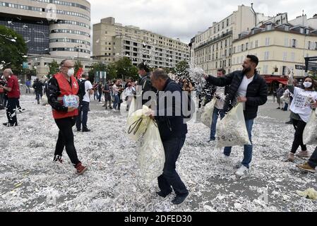 Hundert Arbeiter der Papierfabrik von La Chapelle Darblay Schreibwarengeschäft von Grand-Couronne demonstrieren vor dem Ministerium für Wirtschaft und Finanzen, in Paris-Bercy, am Mittwoch 01. Juli 2020. Etwa zehn von ihnen wurden am Mittag im Ministerium empfangen, um Bilanz über die Zukunft der Schreibwaren zu ziehen. Foto von Patrice Pierrot/Avenir Pictures/ABACAPRESS.COM Stockfoto