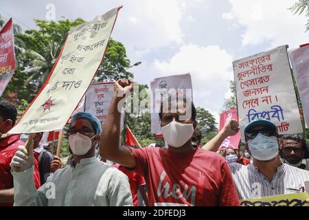 Die Linke Demokratische Allianz organisierte eine Kundgebung, bevor sie zum Büro des Premierministers marschierte, um die Aufhebung der Entscheidung zu fordern, die staatlichen Jutemühlen zu schließen und ihre Modernisierung in Dhaka, Bangladesch, am 2. Juli 2020 zu fordern. Foto von Kanti das Suvra/ABACAPRESS.COM Stockfoto