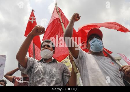 Die Linke Demokratische Allianz organisierte eine Kundgebung, bevor sie zum Büro des Premierministers marschierte, um die Aufhebung der Entscheidung zu fordern, die staatlichen Jutemühlen zu schließen und ihre Modernisierung in Dhaka, Bangladesch, am 2. Juli 2020 zu fordern. Foto von Kanti das Suvra/ABACAPRESS.COM Stockfoto