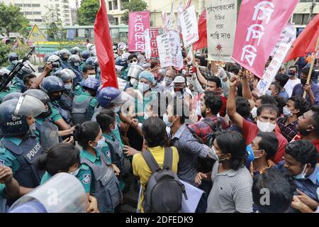 Die Linke Demokratische Allianz organisierte eine Kundgebung, bevor sie zum Büro des Premierministers marschierte, um die Aufhebung der Entscheidung zu fordern, die staatlichen Jutemühlen zu schließen und ihre Modernisierung in Dhaka, Bangladesch, am 2. Juli 2020 zu fordern. Foto von Kanti das Suvra/ABACAPRESS.COM Stockfoto