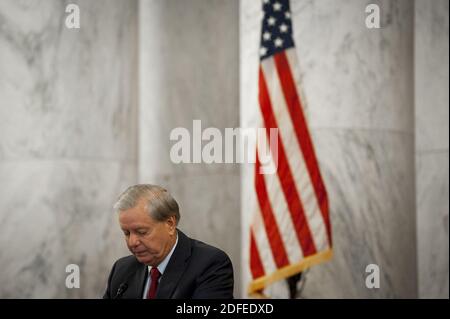 Senatorin der Vereinigten Staaten, Lindsey Graham (Republikaner von South Carolina), Vorsitzender des Justizausschusses des US-Senats, hört sich die Bemerkungen während der Ausschussmarkierung des "Elimining missbräuchliche und grassierende Vernachlässigung interaktiver Technologien (EARN IT) Act von 2020" an. Und gerichtliche Nominierungen im Russell Senate Office Building auf dem Capitol Hill in Washington, DC, USA, Donnerstag, 2. Juli 2020. Foto von Rod Lampey/CNP/ABACAPRESS.COM Stockfoto