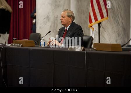 Senator der Vereinigten Staaten, Lindsey Graham (Republikaner von South Carolina), Vorsitzender des Justizausschusses des US-Senats, bereitet sich auf die Ausschussauszeichnung des "Eliminating missbräuchliche und grassierende Vernachlässigung interaktiver Technologien (EARN IT) Act von 2020" vor. Und gerichtliche Nominierungen im Russell Senate Office Building auf dem Capitol Hill in Washington, DC, USA, Donnerstag, 2. Juli 2020. Foto von Rod Lampey/CNP/ABACAPRESS.COM Stockfoto