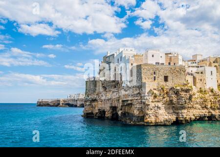 Klippen von Polignano a Mare an einem warmen und sonnigen Tag, Apulien, Italien Stockfoto