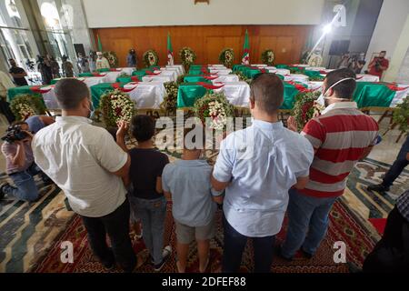 Die zahlreich angereisten Bürger versammelten sich am 04. Juli 2020 vor den Überresten der Widerstandskämpfer in Algier, Algerien. Foto von Ammi Louiza/ABACAPRESS.COM Stockfoto