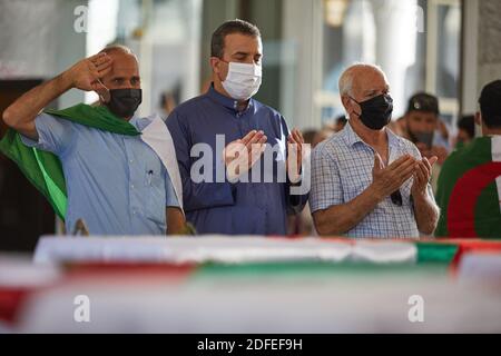 Die zahlreich angereisten Bürger versammelten sich am 04. Juli 2020 vor den Überresten der Widerstandskämpfer in Algier, Algerien. Foto von Ammi Louiza/ABACAPRESS.COM Stockfoto