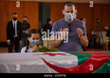 Die zahlreich angereisten Bürger versammelten sich am 04. Juli 2020 vor den Überresten der Widerstandskämpfer in Algier, Algerien. Foto von Ammi Louiza/ABACAPRESS.COM Stockfoto
