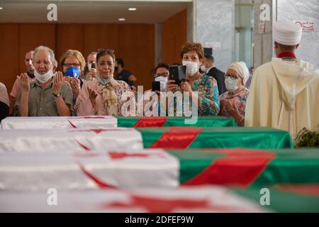Die zahlreich angereisten Bürger versammelten sich am 04. Juli 2020 vor den Überresten der Widerstandskämpfer in Algier, Algerien. Foto von Ammi Louiza/ABACAPRESS.COM Stockfoto