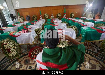 Die zahlreich angereisten Bürger versammelten sich am 04. Juli 2020 vor den Überresten der Widerstandskämpfer in Algier, Algerien. Foto von Ammi Louiza/ABACAPRESS.COM Stockfoto
