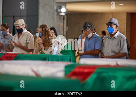 Die zahlreich angereisten Bürger versammelten sich am 04. Juli 2020 vor den Überresten der Widerstandskämpfer in Algier, Algerien. Foto von Ammi Louiza/ABACAPRESS.COM Stockfoto