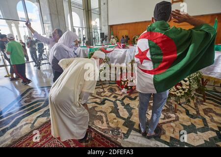 Die zahlreich angereisten Bürger versammelten sich am 04. Juli 2020 vor den Überresten der Widerstandskämpfer in Algier, Algerien. Foto von Ammi Louiza/ABACAPRESS.COM Stockfoto