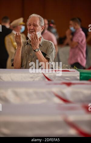 Die zahlreich angereisten Bürger versammelten sich am 04. Juli 2020 vor den Überresten der Widerstandskämpfer in Algier, Algerien. Foto von Ammi Louiza/ABACAPRESS.COM Stockfoto